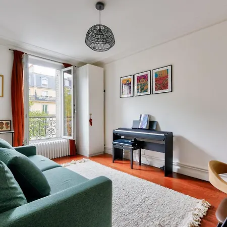 Charming With Open Views Paris