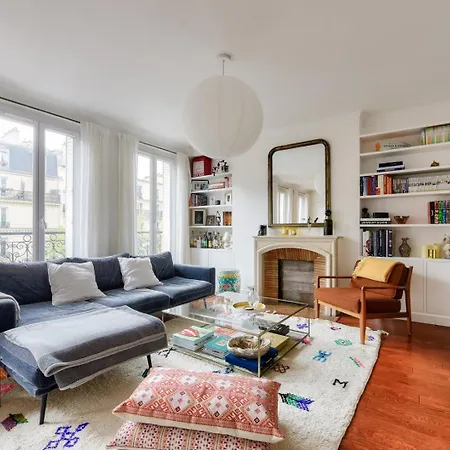 Charming With Open Views Paris